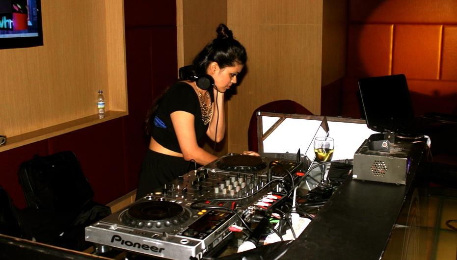 female disco jockey jaipur